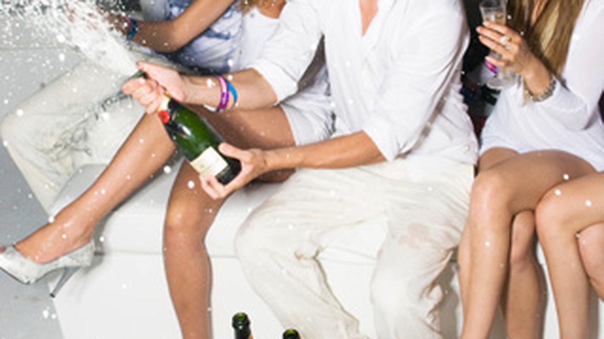 Valet si sticle de sampanie de 2.500 de lei pentru clientii VIP la White Sensation