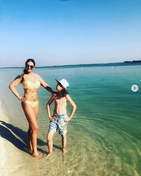 Anamaria Prodan a făcut senzație într-un costum de baie sexy, care i-a evidențiat posteriorul tunat. Vedeta e împreună cu soțul ei, Laurențiu Reghecampf
