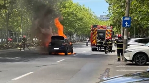 Accident urmat de un incendiu în Sectorul 3 din București! Un Logan a luat foc pe mijlocul șoselei