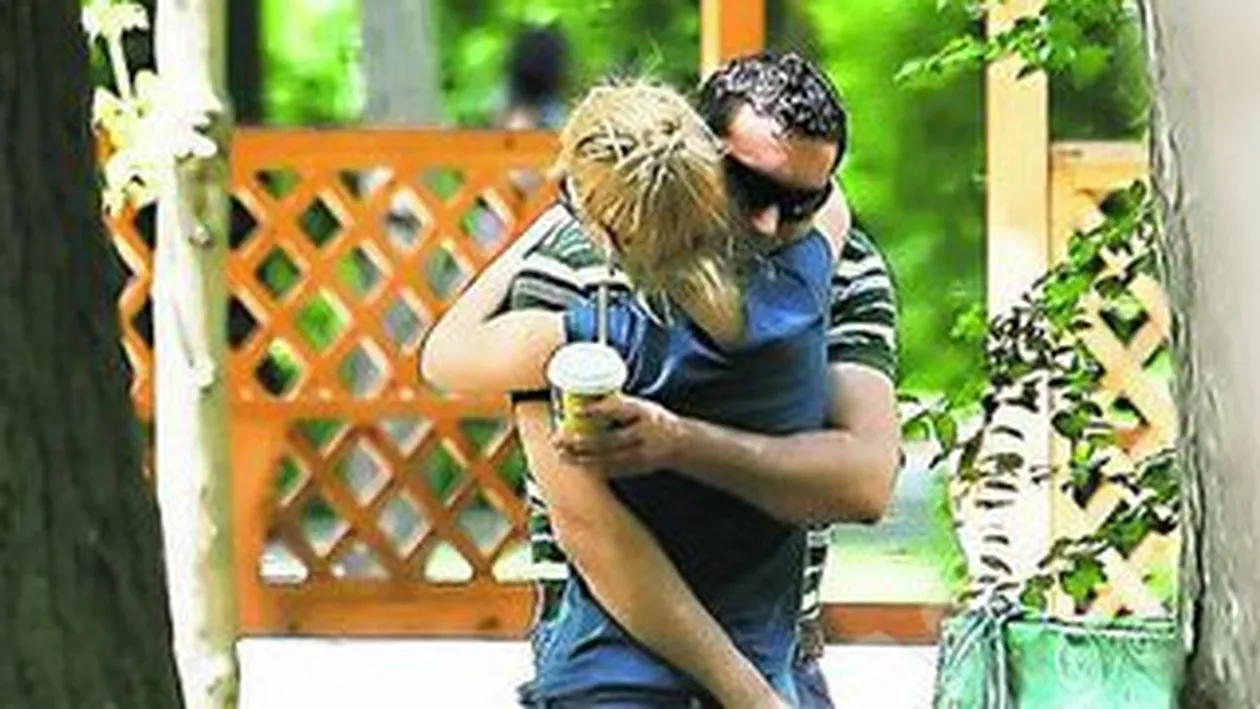 Jerry-mana lunga si-a plesnit iubita in foisor