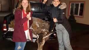 O tânără din Bihor a stârnit revoltă, după ce a postat o poză în care sărbătorește împuşcarea unui cerb