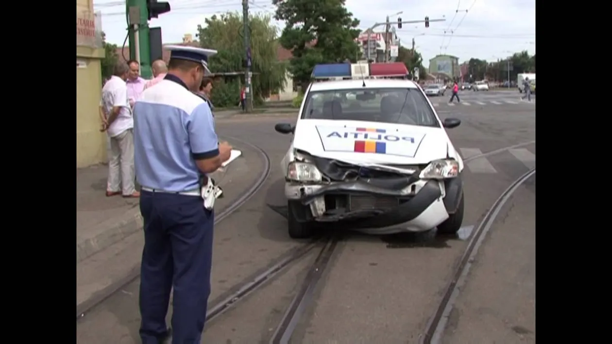 Accident grav în Capitală! O mașină de poliție a fost lovită în plin de un autotursim