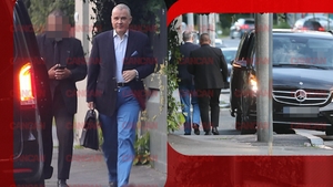 Penibilul ministru milionar al Sănătății, păzit de bodyguard în restaurant! 😂😂😂 Mircea Geoană nici nu și-a depus candidatura, dar caraghiosul grăsuț a intrat în scenă