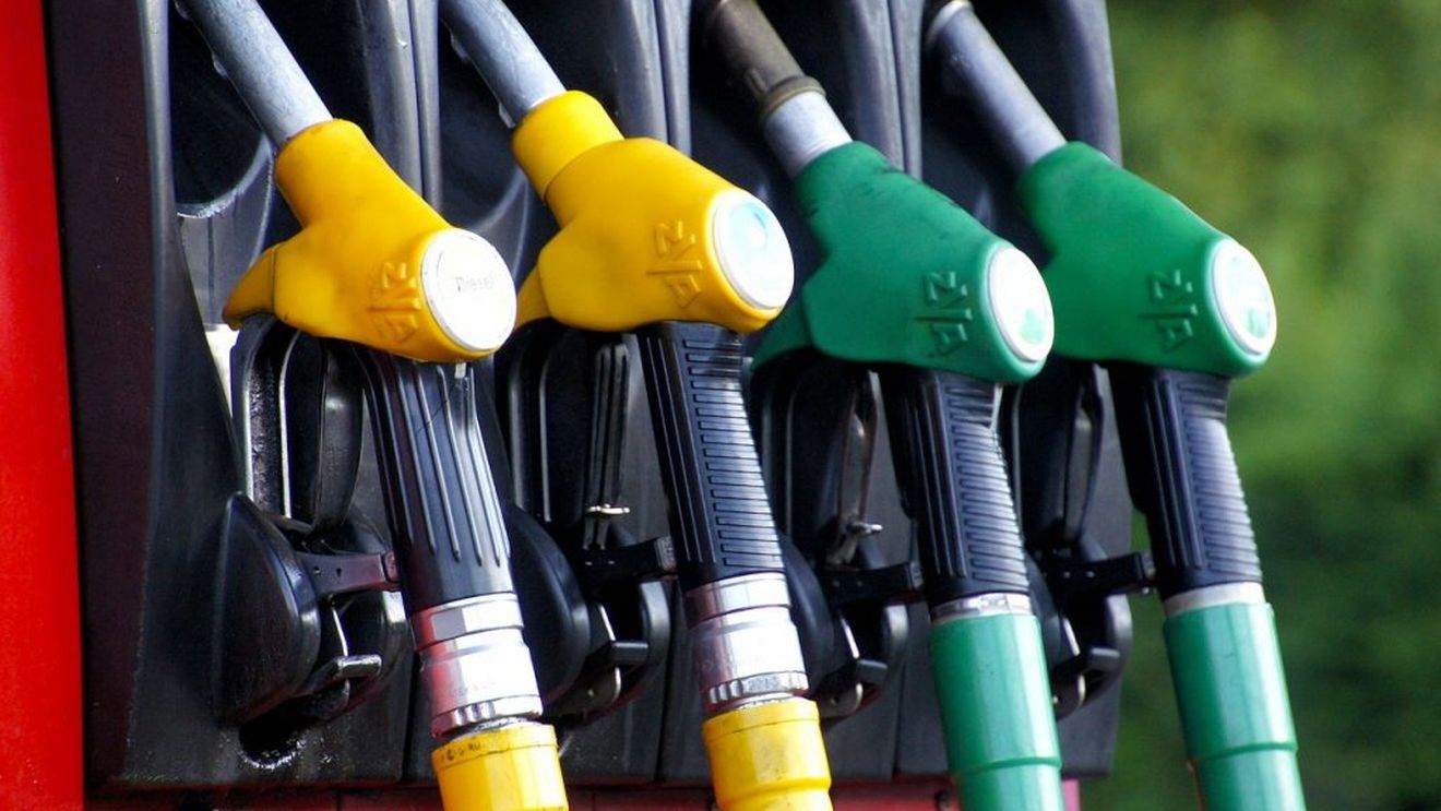 Coronavirusul a ieftinit motorina și benzina! Preţul barilului, scădere istorică