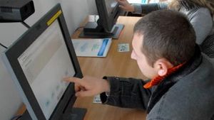 Fraudă la examenul de permis. L-au prins cu o cameră și microfoane lipite pe sub haine. Candidatul era la a patra încercare