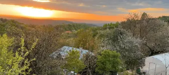 Doi români au fugit de agitația orașului și au ales viața la țară pe un deal retras. Cum arată gospodăria lor