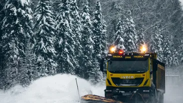 Pericol pe șosele! Șoferul unui utilaj de deszăpezire a fost la un pas să spulbere un polițist și martorii unui accident, în Vaslui