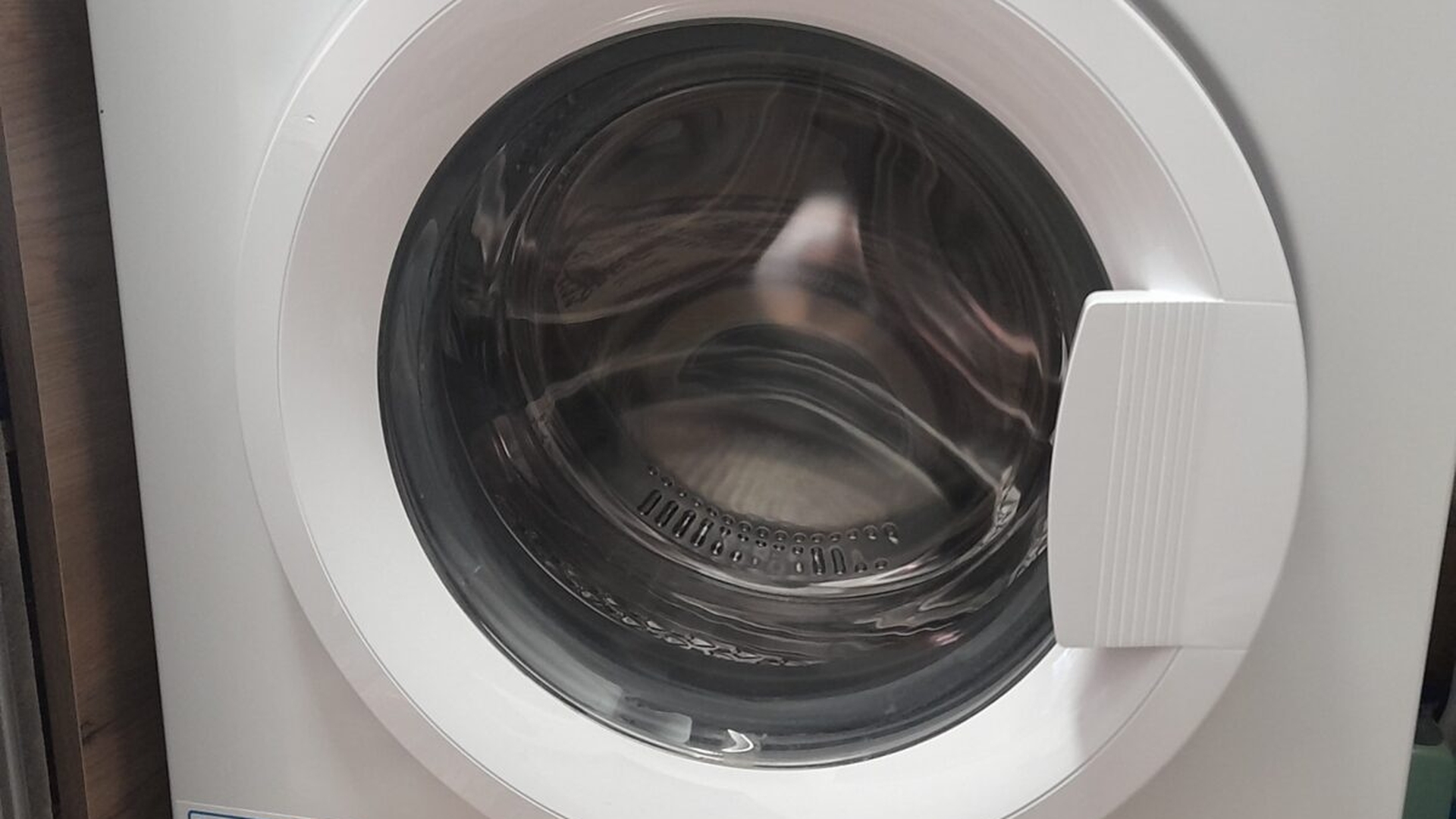 Am făcut calculul! Cât curent consumă o mașină de spălat oprită, dar lăsată în priză. Cu câți lei îți mărește factura