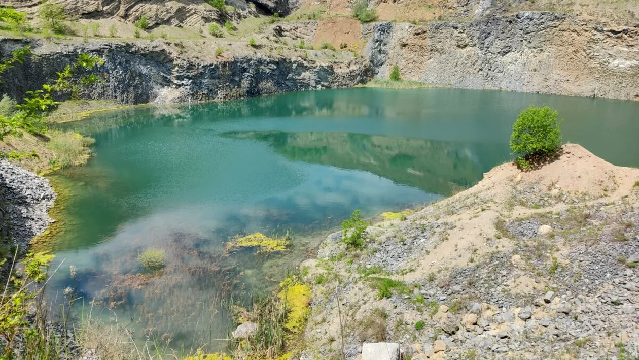 Paradisul ascuns din inima României. Lacul de smarald lasă turiștii fără cuvinte