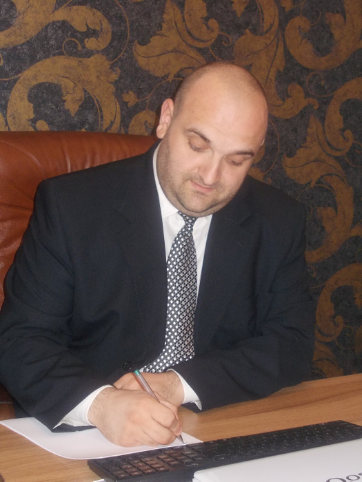 ”Deputatul mut” cere funcţii pentru apropiaţi ca să nu plece din partid