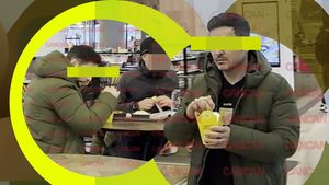 A organizat o întâlnire cu prietenii la mall şi... Artistul a înfulecat pe nerăsuflate de la fast-food, înainte ca Piedone să declanşeze “jihadul”