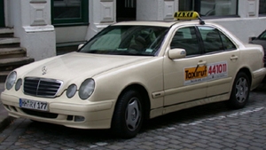 Un sofer de taxi din Hamburg a fost arestat pentru ca si-a inchis o clienta in portbagaj