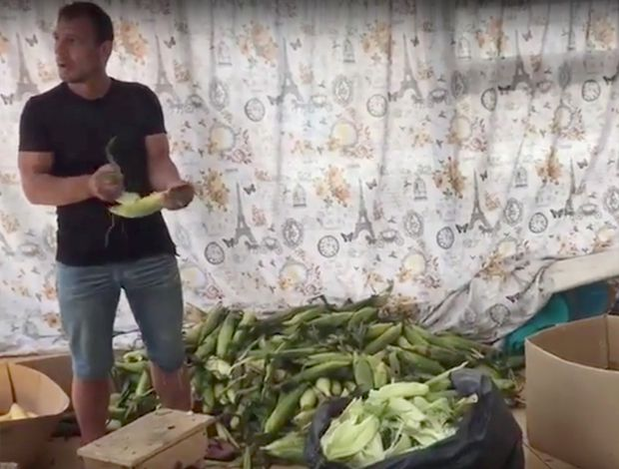 După ce vei vedea asta, nu vei mai mânca niciodată! Cum e pregătit, de fapt, porumbul fiert vândut pe plajele de lux din Mamaia