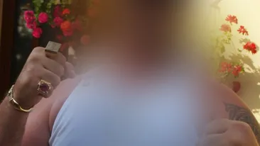 Ai sa ramai uimit! Nu o sa iti vina sa crezi cum arata, in tinerete, unul dintre cele mai controversate personaje din showbiz!