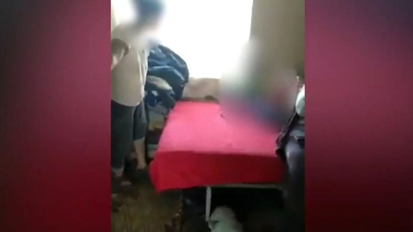 Episod șocant! Un copil de 4 ani, snopit în bătaie de propria mamă. VIDEO