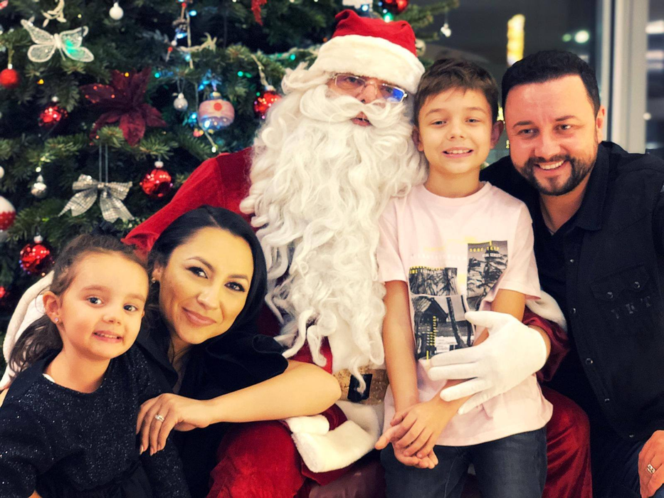 Cum și-au împodobit bradul de Crăciun cântăreața Andra și soțul ei, Cătălin Măruță