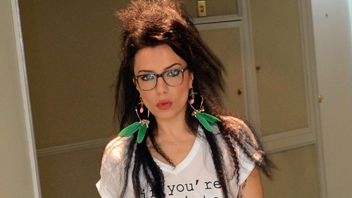 Aroganta la inaltime! DJ Wanda a zburat cu avionul, de la Londra, in minijup si accesorii de 5.000 de euro pe ea!