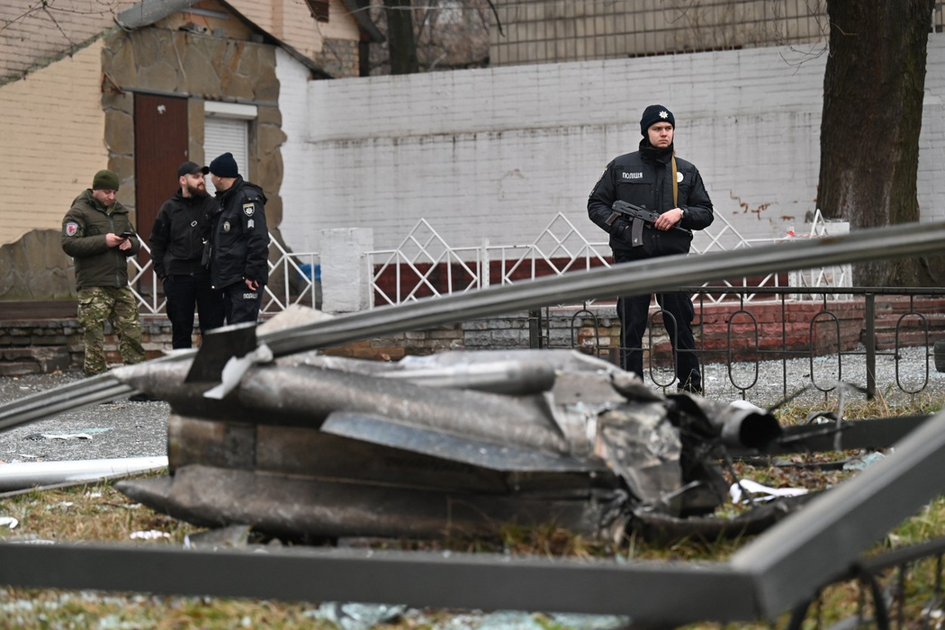 Zonă în care a explodat un obuz, lângă Kiev. (Sursa foto: profimedia.ro)