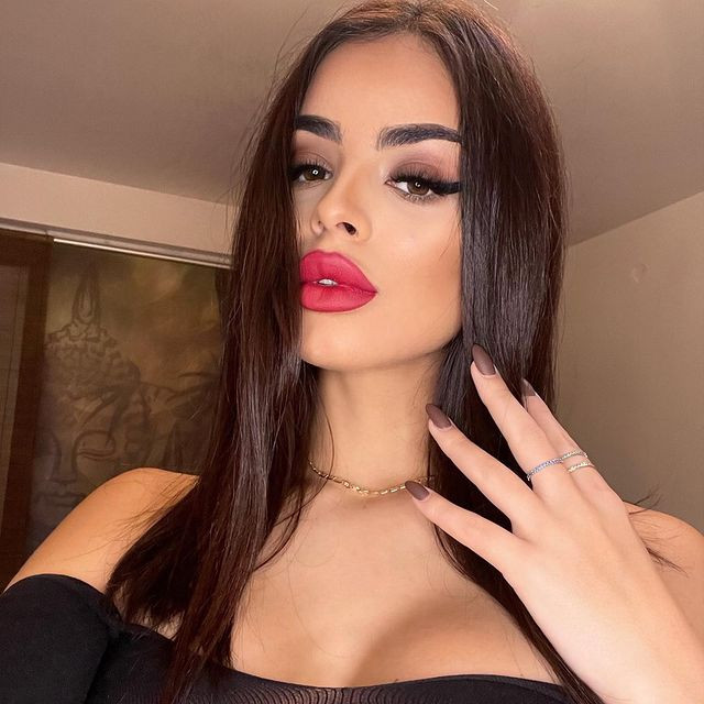 Isabela arată ca-n povești, ai grijă să n-o pățești!