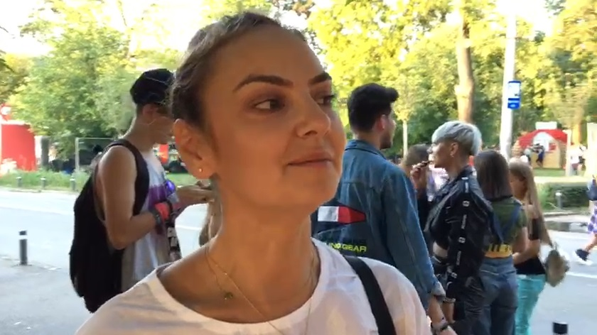 Cu cearcăne și cu un look răvășit, Roxana Ionescu și-a făcut apariția singură la Untold. Motivul neașteptat pentru care iubitul nu a însoțit-o