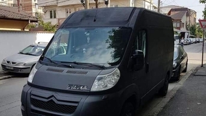 Dubă suspectă în cartierul Berceni din București: “Asta e ambulanța negră!”