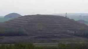 VIDEO Extraterestrii  au lasat urme  pe Pamant! O piramida din vestul Chinei, pista de aterizare pentru OZN-uri?!