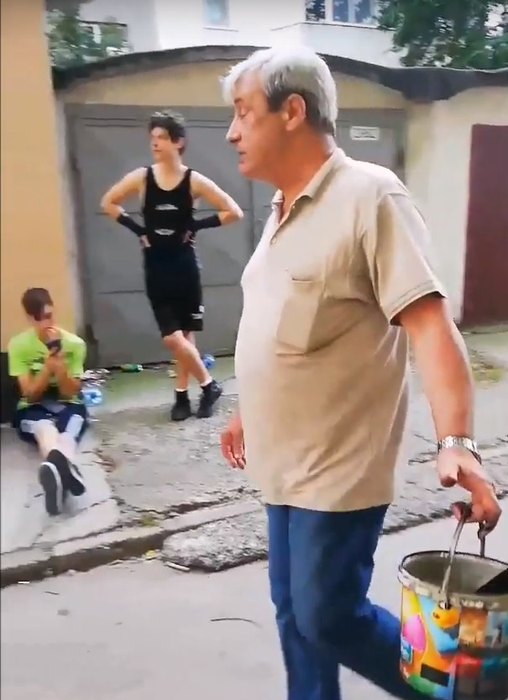 Așa ceva nu s-a mai văzut! Cum s-a răzbunat un pensionar din Bacău pe copiii gălăgioși din spatele blocului
