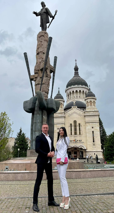 Alin Oprea, surpriză impresionantă pentru Medana cu ocazia aniversării a 2 ani de relație: “Un aranjament format din peste 1.500 de trandafiri”. Ce cadouri i-a pregătit bruneta | FOTO