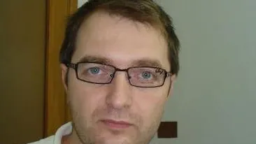 Adi Artene are nevoie de ajutorul tău! Crezi că îi stă bine cu această pereche de ochelari sau îi recomanzi altceva?