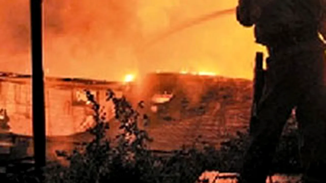 Incendiu la o hala din zona Gara Basarab, din Capitala