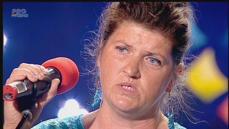 Îmbrăcată-n pijama, a dat-o din Bollywood pe manea! Ce gafă a făcut o concurentă la Românii au talent! A LE-ŞI-NAT la propriu!