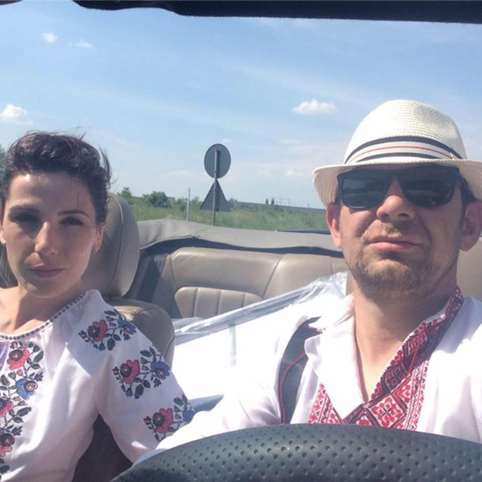 Tradițional și modern deopotrivă: Bianca și soțul ei, îmbrăcați în ie, într-o mașină decapotabilă