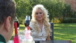 O asemenea combinatie, mai rar! Inselata de sot cu o ruda apropiata, “Blonda lui MRU” se apropie de... Naomi
