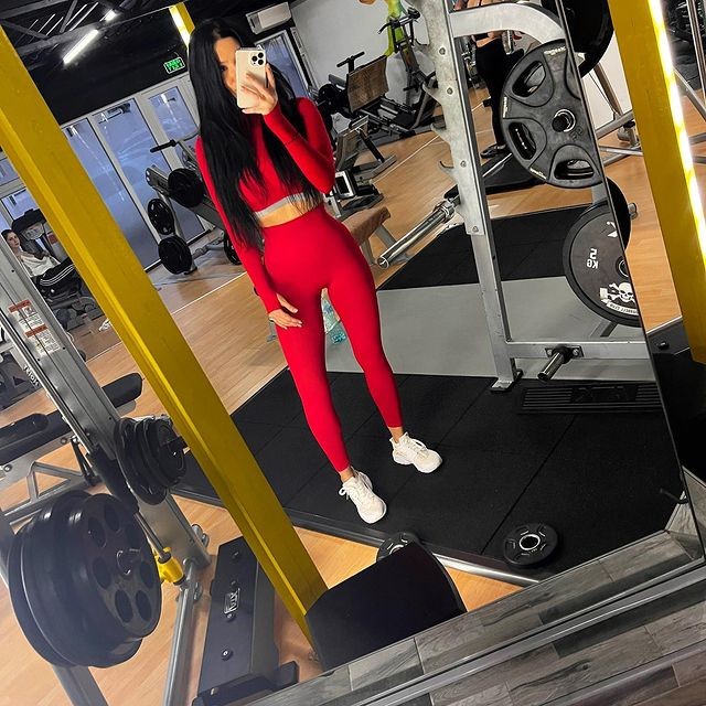 Leena lucrează intens în sala de fitness/ Sursă foto: Instagram.com