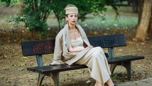Adevărul din spatele acestei fotografii! La 60 de ani, Mariana, extrem de elegantă, pare că merge la o piesă de teatru, dar de fapt...