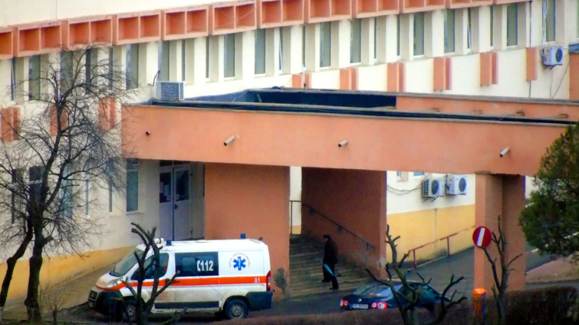 Imaginile neputinței la Piatra Neamț. Pacienți tratați afară, probele de sânge și urină, recoltate tot în curtea spitalului. VIDEO