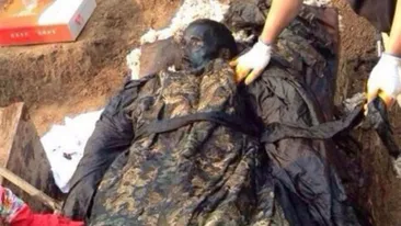 Cercetătorii nu au mai văzut asta in viata lor! Ce s-a intâmplat cu o mumie de 300 de ani la cateva ore de când a fost descoperita