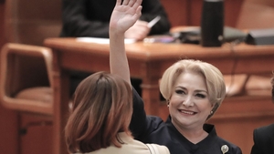 Imaginile uitate din tinerețea Vioricăi Dăncilă. Era brunetă și avea părul ondulat