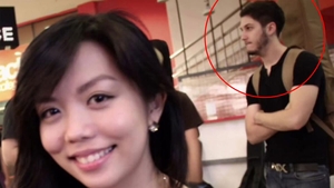 Tânăra din imagine și-a făcut acest selfie în octombrie 2012. Ce detaliu ireal a observat abia acum: Cine e tânărul din spatele ei, de fapt