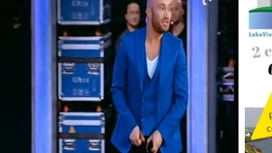 MIHAI BENDEAC şi-a arătat fundul, în direct! Delia: ”Vezi că îţi atârnă...”