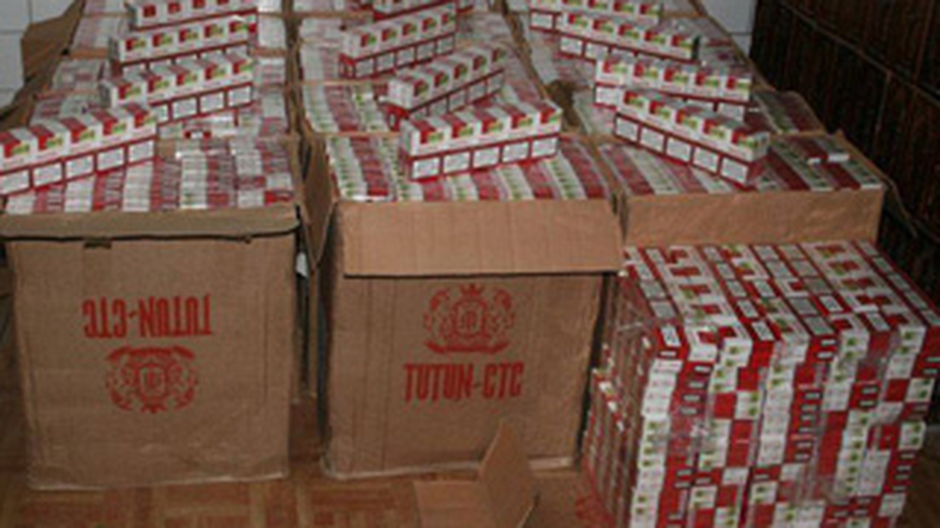 Doi suceveni, retinuti dupa ce au fost prinsi transportand 8.000 de pachete cu tigari de contrabanda