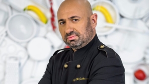 În plină pandemie, Cătălin Scărlătescu s-a ”privatizat”! Juratul de la Antena 1, gătește și livrează mâncare la ”casoletă”!