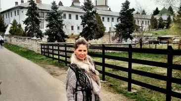 Andreea Banica nu scapa de fanii insistenti nici macar la manastire Mi s-au cerut autografe in timp ce ma rugam!