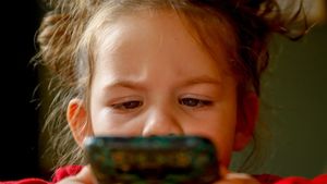 Au rămas șocați! Ce au descoperit părinții unui copil de 2 ani, după ce l-au lăsat să se joace pe telefon