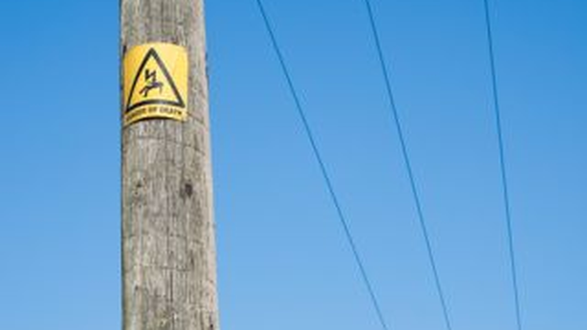 Un pescar din Alba a murit electrocutat, dupa ce a atins cu undita cablurile de inalta tensiune