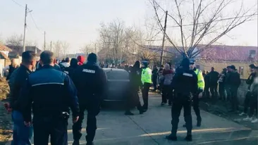 Bătaie ca-n Vestul Sălbatic pe un drum din județul Vâlcea. Doi fotbaliști au fost tăiați cu secera de mai mulți romi