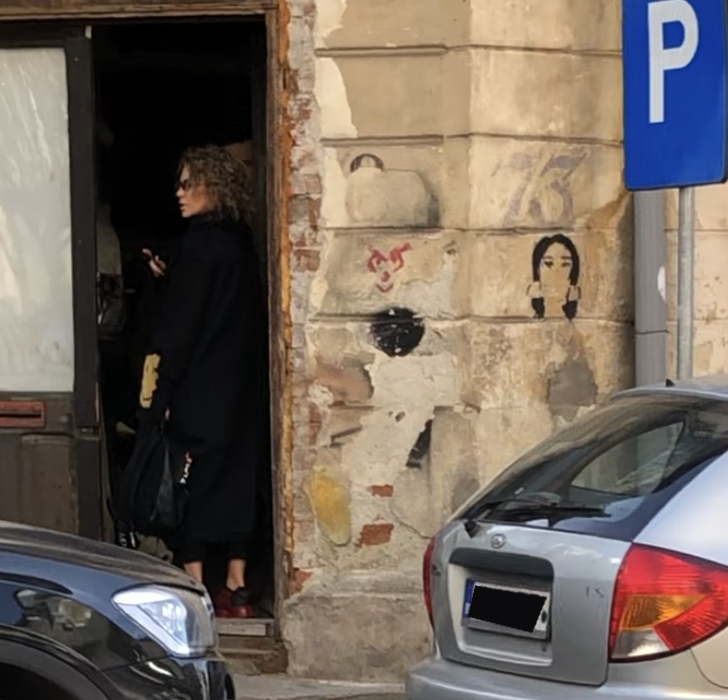 Când își dorește să nu fie recunoscută după ce iese din casă, Anna Lesko apelează la unele trucuri… Așa s-a întâmplat de curând, când a avut o întâlnire importantă “sub acoperire” cu un întreprinzător trendy © CANCAN.RO