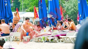 "A devorat" o bere si o tigara la malul marii