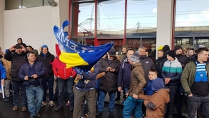 Universitatea Craiova a plecat spre Bucureşti. Fotbaliștii Științei au făcut spectacol în gară