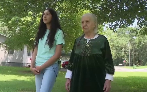 Bătrână de 87 de ani, pusă la pământ de polițiști pentru că aduna păpădii! Oamenii legii au doborât-o cu electroșocuri